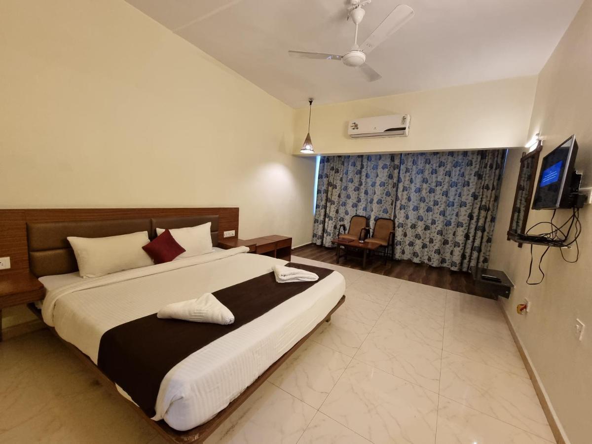 Hotel Lions Den لونافالا المظهر الخارجي الصورة